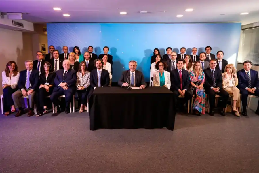 LOS NUEVOS MIEMBROS. Ellos ocuparán los 21 ministerios del Gobierno que asumirá el martes.