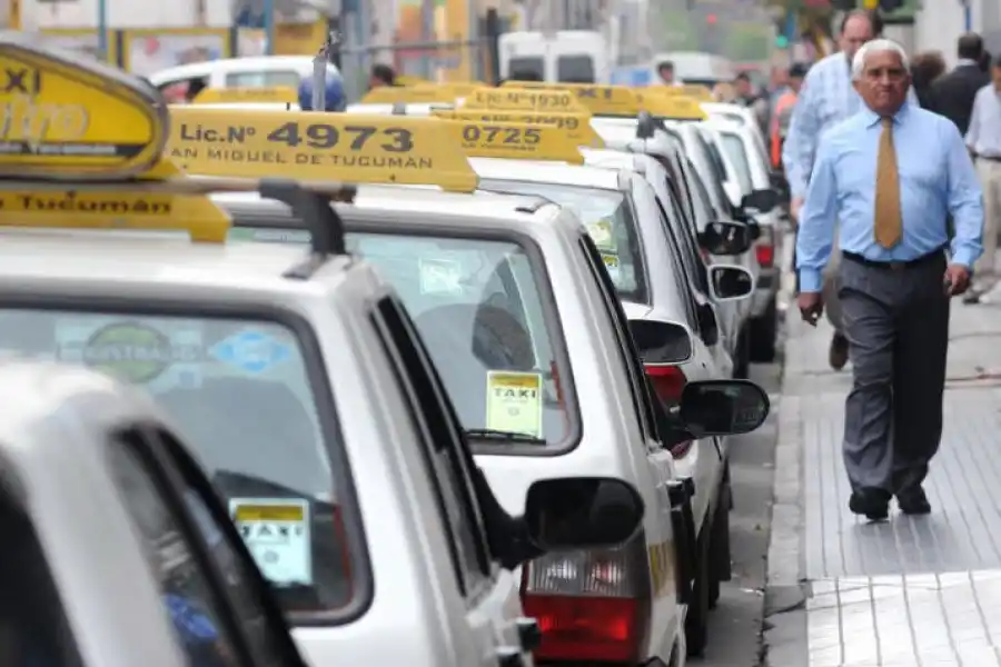 Tras la suba del boleto, ahora los dueños de taxis reclaman una tarifa nocturna