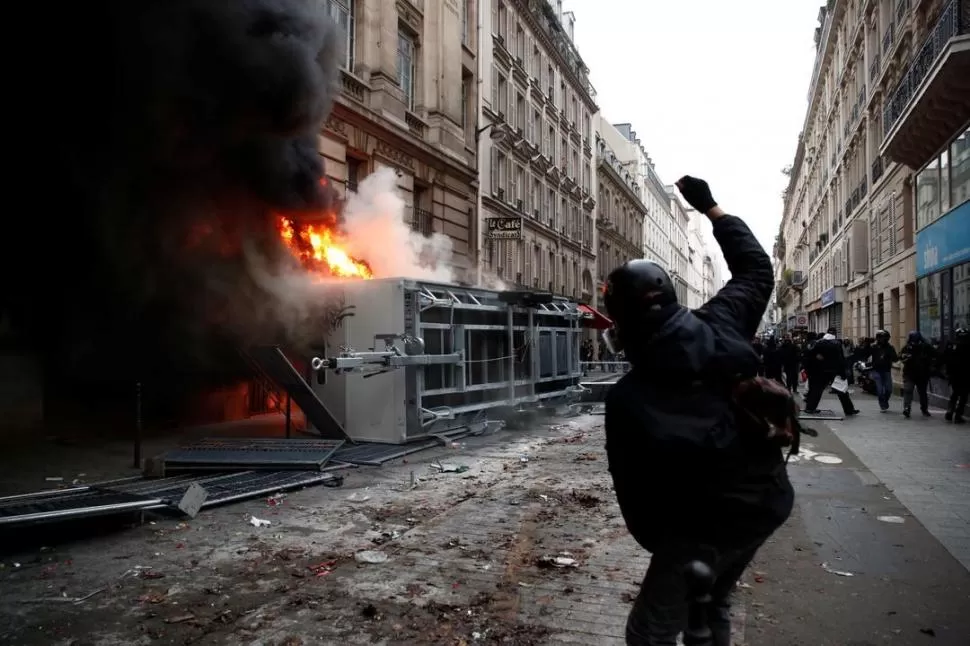 EN PARÍS. Los disturbios se produjeron a raíz del rechazo de los manifestantes a ser cacheados por la Policía. fotos reuters