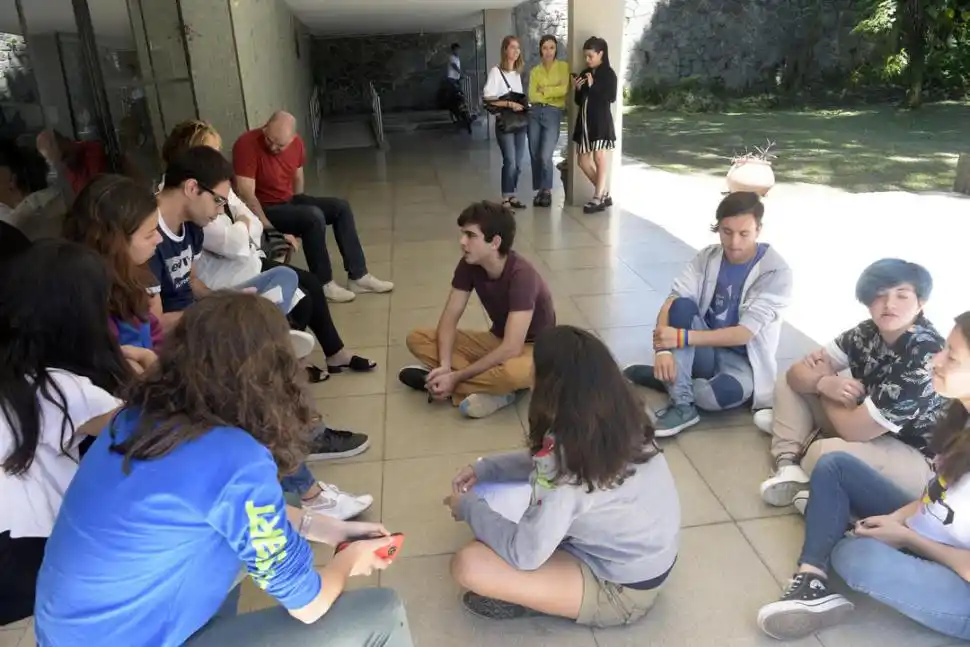 EL ÁGORA. Algunos de los participantes dialogan con LA GACETA.