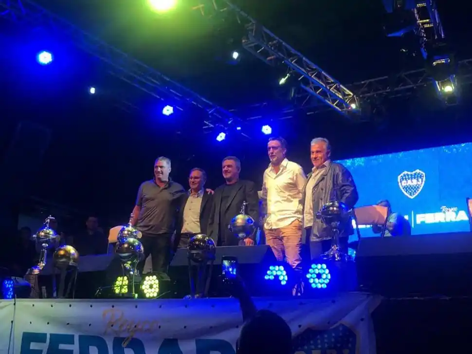 REFERENTES. Giunta, Ferrari, Batistuta y Márcico están con Berardi -centro-.  twitter@alegria_xeneize