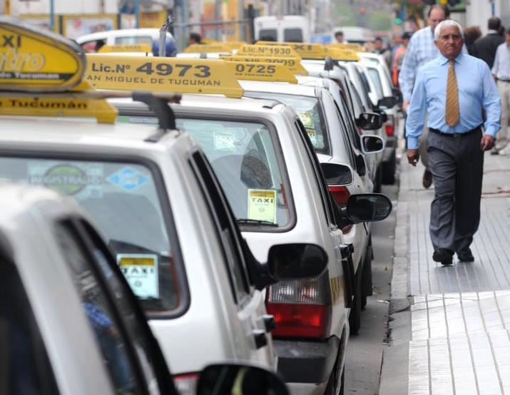Tras la suba del boleto, ahora los dueños de taxis reclaman una tarifa nocturna