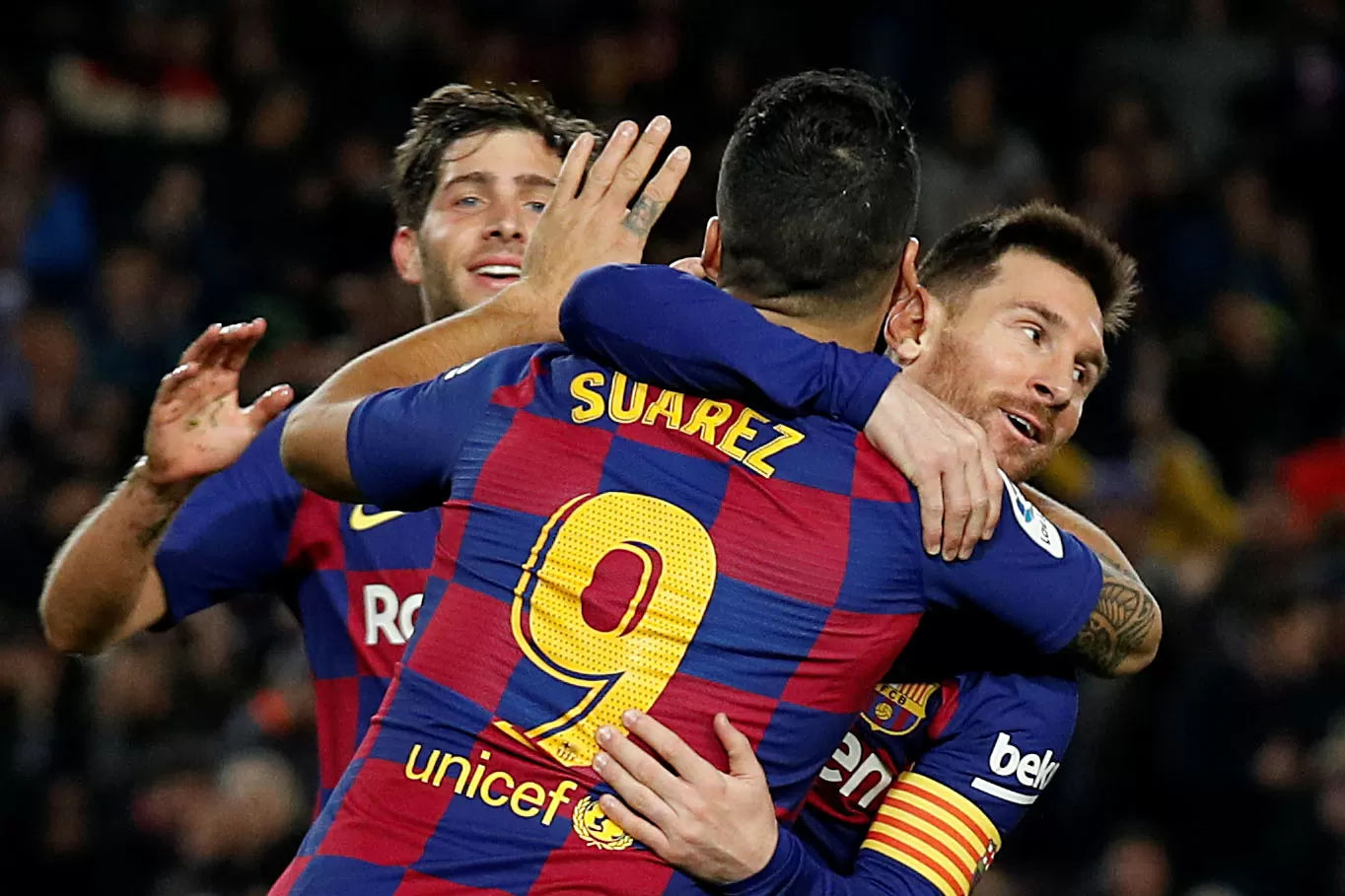 Messi y Suárez se abrazan tras el golazo del uruguayo, tras una gran jugada colectiva. (REUTERS)