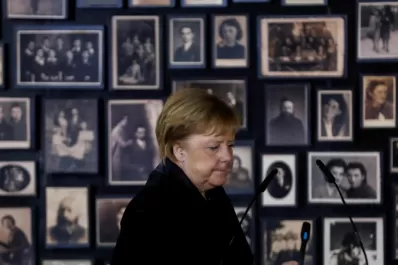 Merkel expresa su “honda vergüenza” en visita a Auschwitz