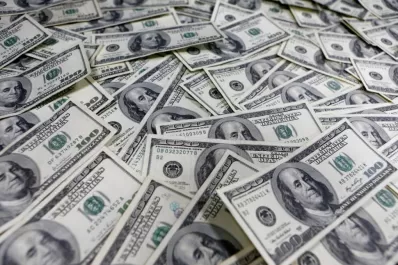 El dólar oficial cerró estable y subió el blue