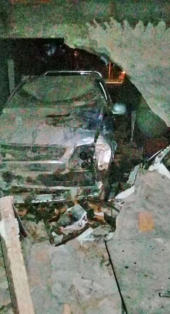 Una camioneta que manejaba un conductor ebrio les destruyó la casa
