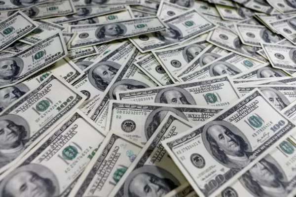 El dólar oficial cerró estable y subió el blue