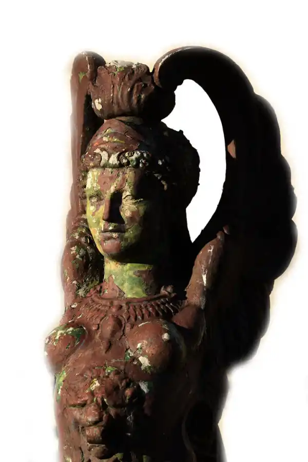 ESCULTURA DE INGRESO AL CASINO.- Necesita ser sometida a un proceso de restauración.