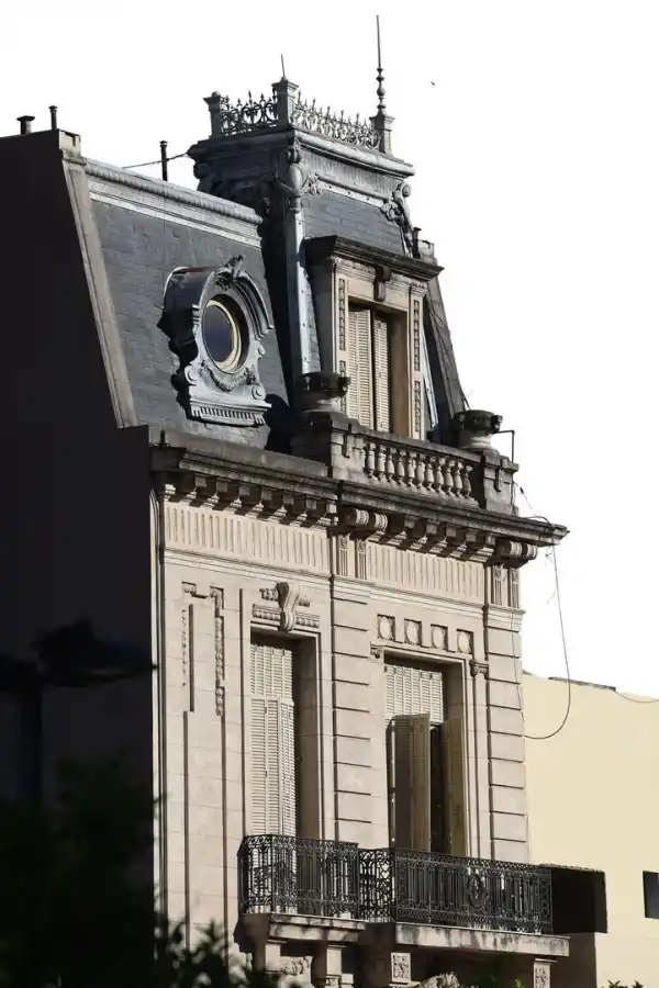 CASA ROUGÉS.- Una de las señoriales construcciones frente a la plaza Independencia, sobre calle Laprida. El antiguo petit hotel pertenece a la Fundación Miguel Lillo, que lo convirtió en un centro cultural.