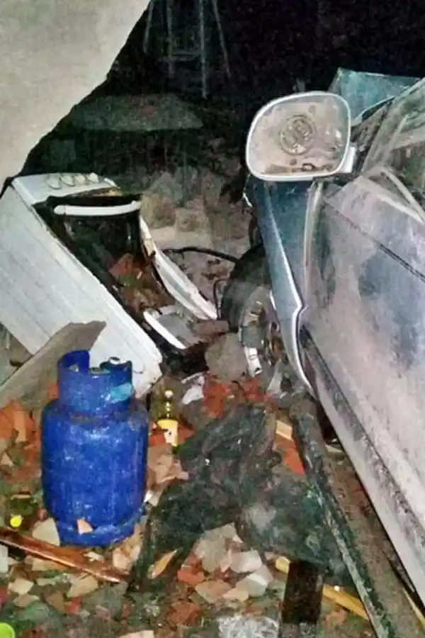 Una camioneta que manejaba un conductor ebrio les destruyó la casa