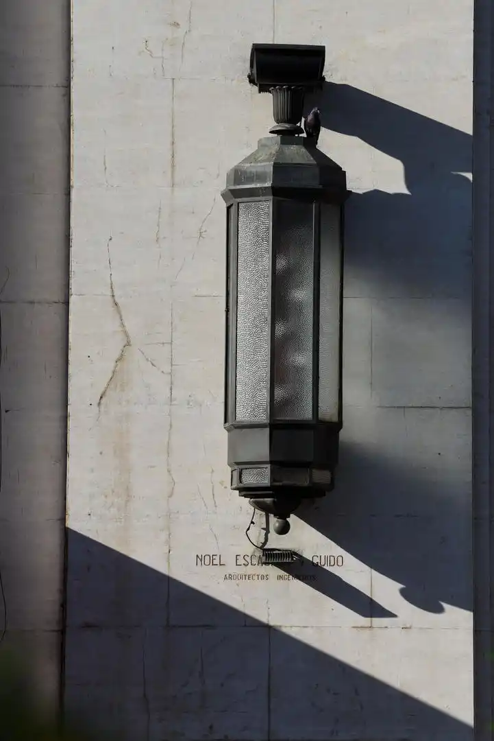 CAJA POPULAR DE AHORROS.- Una de las farolas que se distinguen en la fachada. La sede de la institución crediticia fundada por Ernesto Padilla data de 1939.