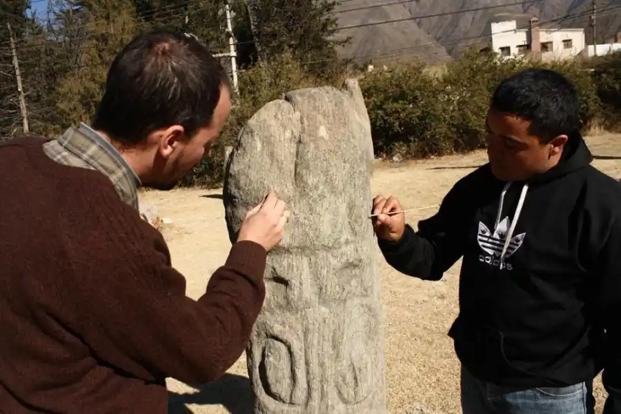 LOS MENHIRES.- Se ubican en un museo a cielo abierto que no figura bajo el paraguas de los lugares protegidos por Patrimonio.