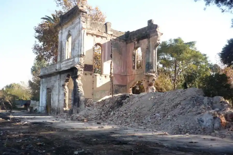 EX ESTACIÓN DE VILLA MUÑECAS.- Una de las joyas perdidas de nuestro patrimonio. Terminó de desmoronarse en 2011. 