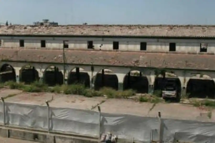MERCADO DE ABASTO.- Un ejemplo positivo de refuncionalización. La estructura de neto corte colonial, obra de Alberto Prebisch (inaugurada 1934), estuvo a punto de ser demolida. Se la salvó y pasó a integrar un conjunto en el que conviven un hotel, un teatro y locales comerciales, separados por una plaza seca (las fotos muestran el antes y el después).