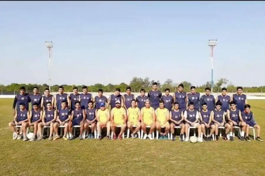 LISTOS. El plantel de Atlético posó para LG Deportiva. Cuerpo técnico, auxiliares y los que acompañaron durante el torneo, a pleno.  