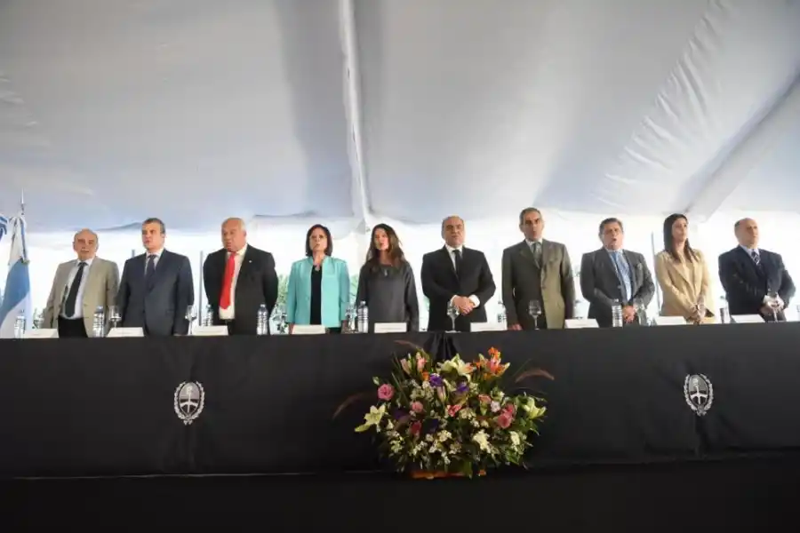 HIMNO NACIONAL. Jiménez, Leiva, Gutiérrez, Battaini, Sbdar, Manzur, Estofán, Posse, Rodríguez Campos y Navarro Dávila en el estrado.  