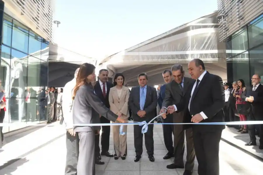 CORTE DE CINTA. Sbdar, Manzur y Estofán “abren” el edificio en presencia de Jiménez, Navarro Dávila, Amado, Rodríguez Campos, Posse y Leiva.  