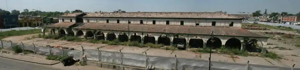 MERCADO DE ABASTO.- Un ejemplo positivo de refuncionalización. La estructura de neto corte colonial, obra de Alberto Prebisch (inaugurada 1934), estuvo a punto de ser demolida. Se la salvó y pasó a integrar un conjunto en el que conviven un hotel, un teatro y locales comerciales, separados por una plaza seca (las fotos muestran el antes y el después).