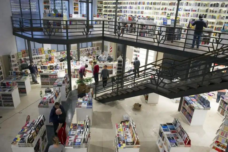 ANTIGUO BANCO HIPOTECARIO.- Fue reconvertido y ahora funciona una librería en San Martín y Junín. La obra de remodelación respetó las características arquitectónicas en el interior y en el exterior. 