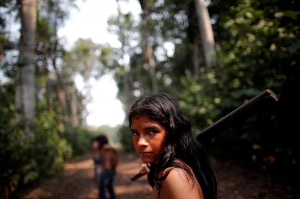 DECIDIDOS. Pedro Mura y su tribu protegen el bosque con las manos. fotos reuters