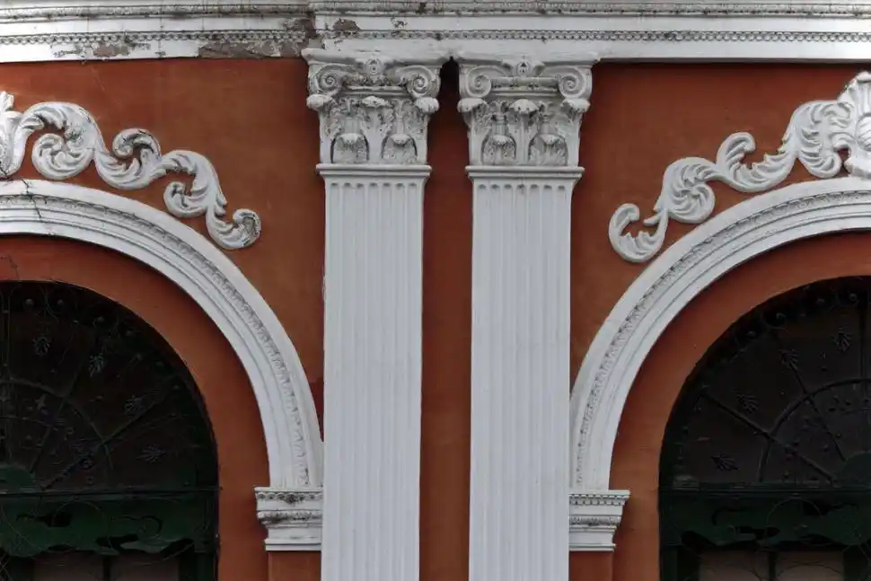 CASA PADILLA.- Detalle de las molduras de la fachada. El museo  integra el conjunto patrimonial aledaño a la plaza Independencia. 