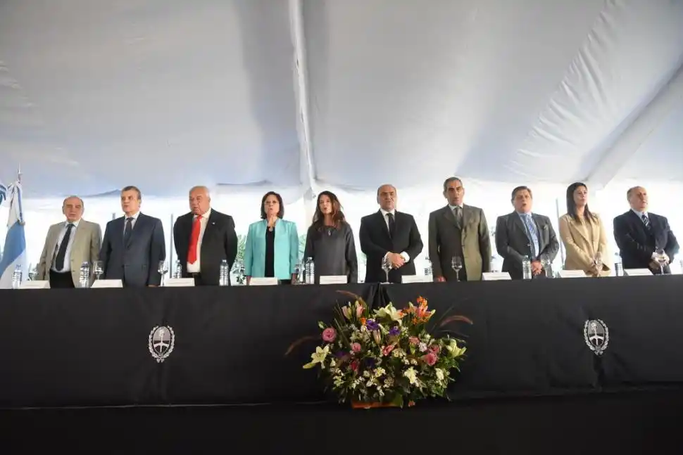HIMNO NACIONAL. Jiménez, Leiva, Gutiérrez, Battaini, Sbdar, Manzur, Estofán, Posse, Rodríguez Campos y Navarro Dávila en el estrado.  