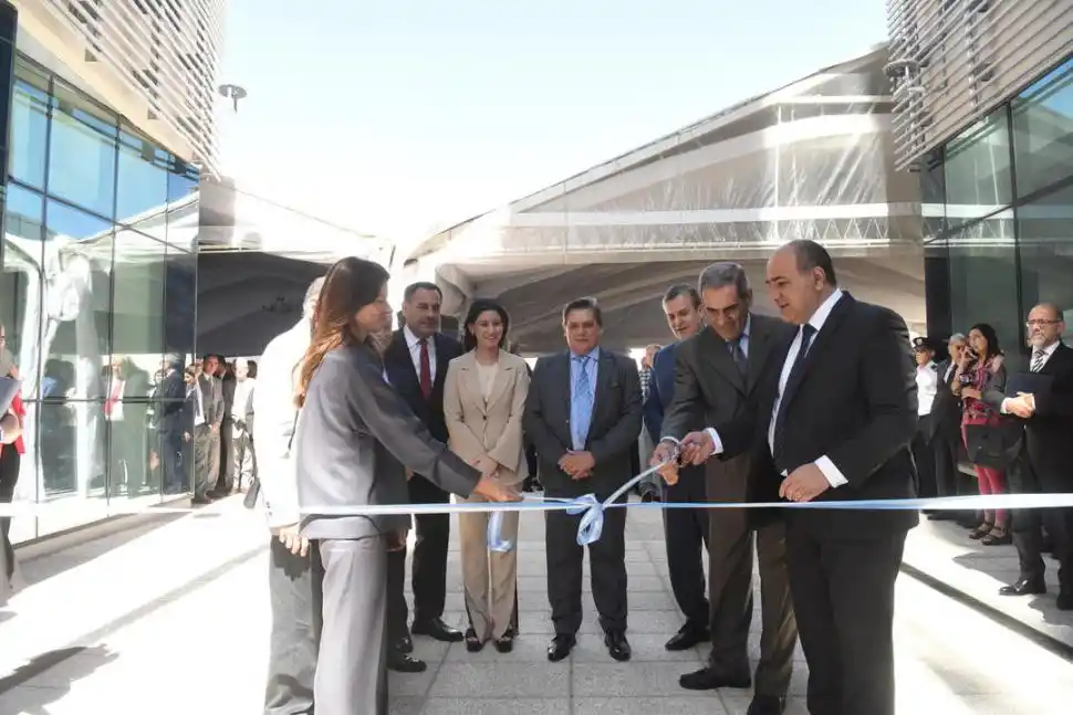 CORTE DE CINTA. Sbdar, Manzur y Estofán “abren” el edificio en presencia de Jiménez, Navarro Dávila, Amado, Rodríguez Campos, Posse y Leiva.  