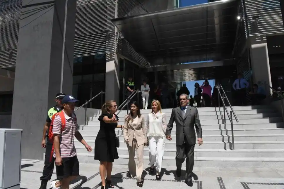 MISIÓN CUMPLIDA. El vocal decano Estofán se retira de la mano de su esposa, la camarista Pérez Cuervo. Rodríguez Campos los acompaña.  