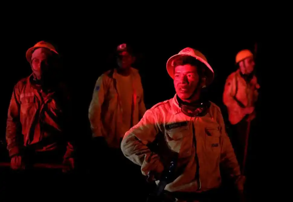 HÉROES ANÓNIMOS. Las brigadas de bomberos trabajan a destajo. 