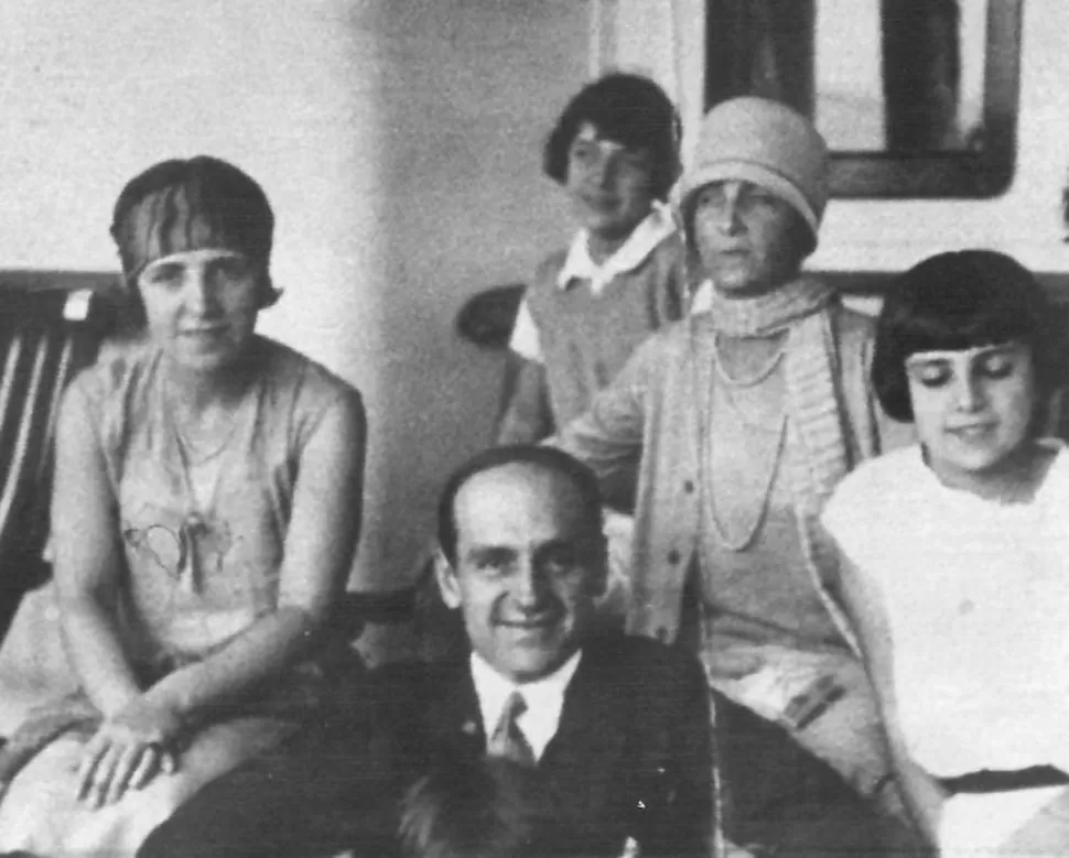 JUAN B. TERÁN. El fundador de la Universidad de Tucumán, con su esposa y tres de sus hijas mujeres. 