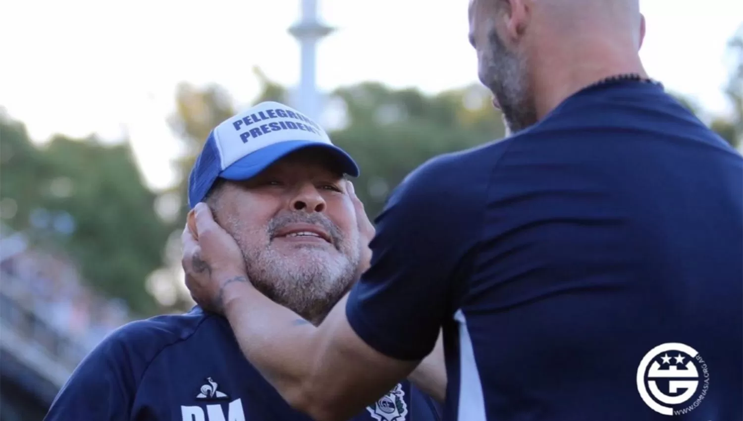 Emocionado, Maradona festejó junto a Sebastián Méndez. FOTO TOMADA DE TWITTER.COM/GIMNASIAOFICIAL