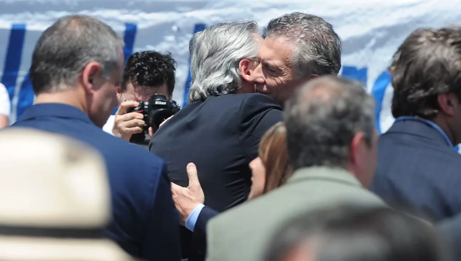 LA FOTO. Macri y Fernández se abrazaron y compartieron la misa sentados al lado.