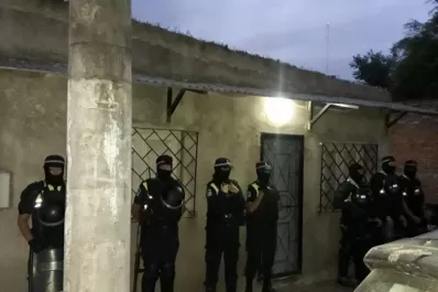 Uno de los policías detenidos se habría apropiado de la casa de un muerto