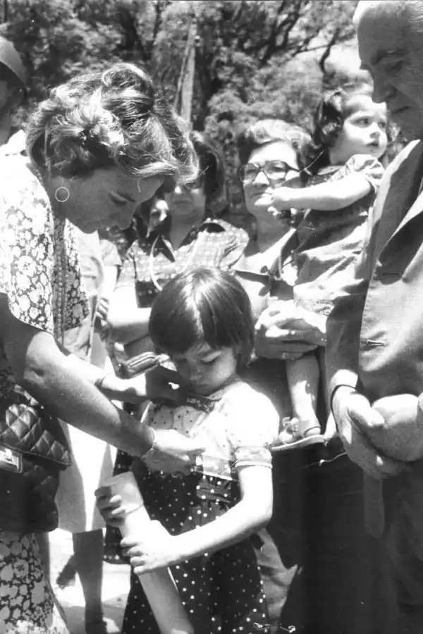 EMOTIVO. La viuda del capitán Viola coloca una medalla a su hija María Fernanda.