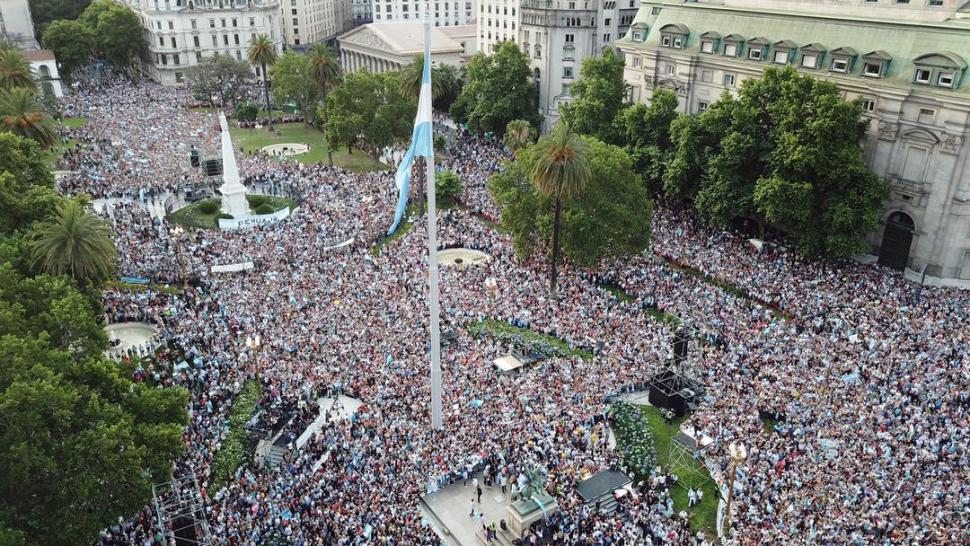 Miles de personas se concentraron frente a Casa Rosada. 