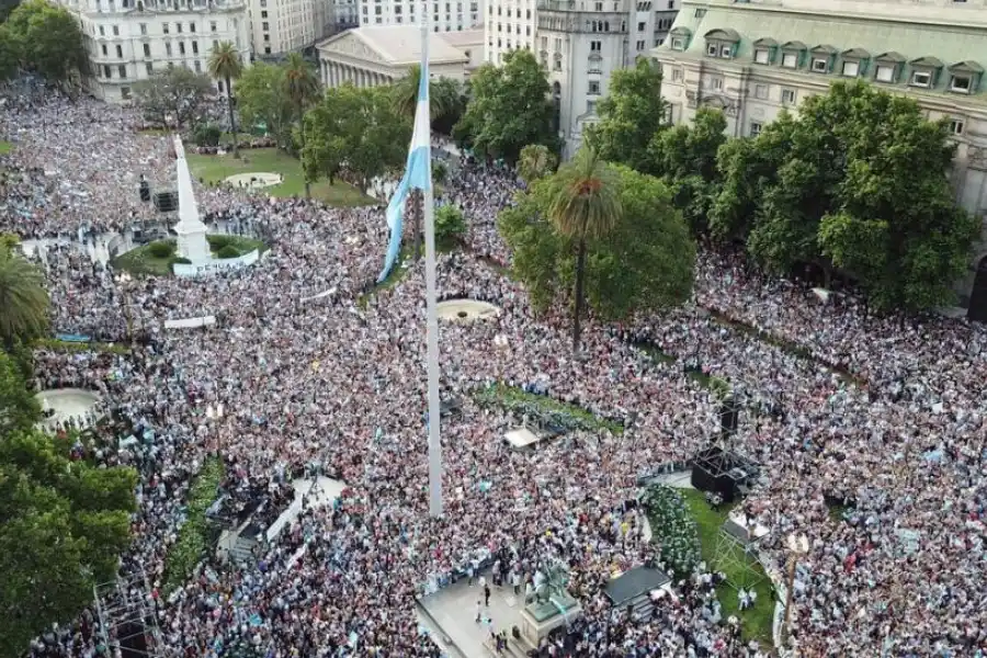 Miles de personas se concentraron frente a Casa Rosada. 