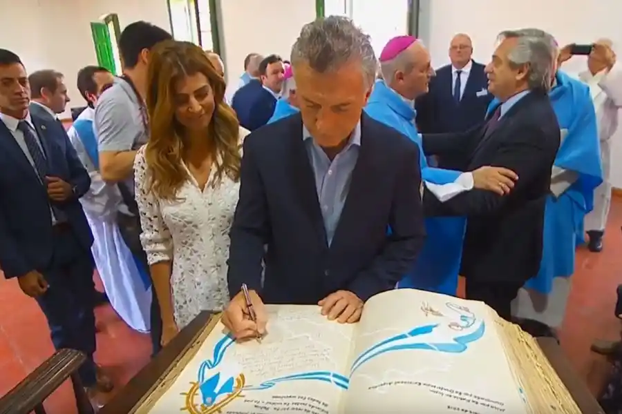 JUNTOS. Macri y Alberto comparten en Luján una misa a días del cambio de mando.