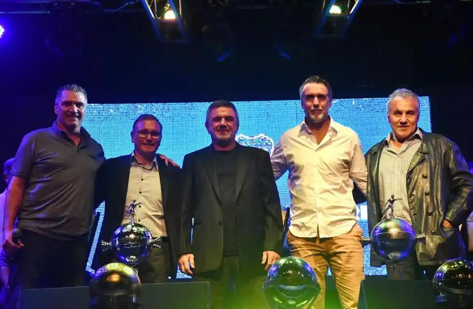 AS BAJO LA MANGA. Beraldi, como jugada, incorporó a Batistuta.