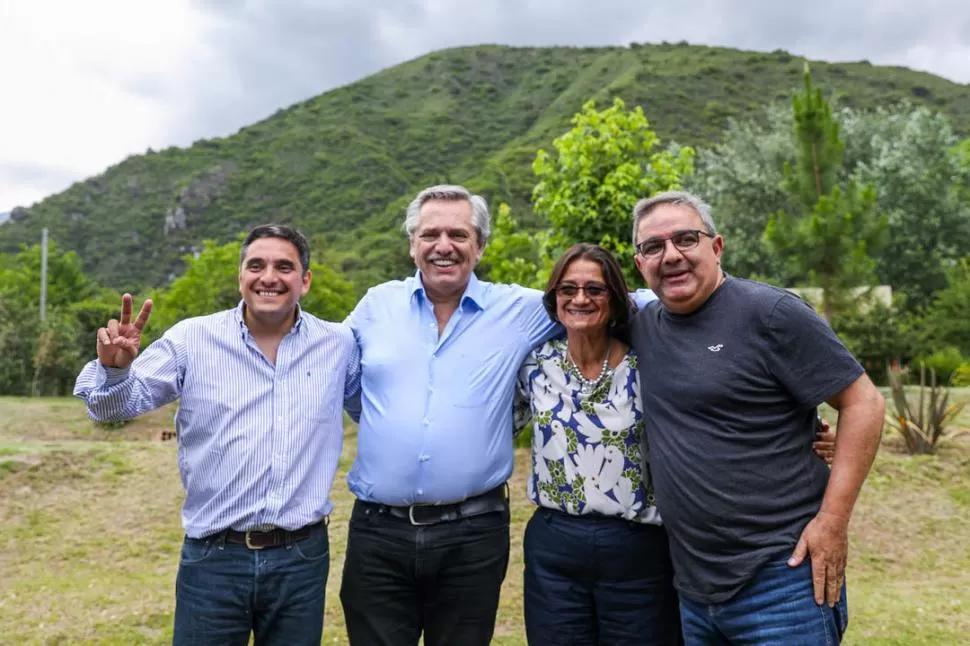El presidente electo Alberto Fernández visitó ayer los municipios de Las Juntas y El Rodeo (Catamarca), junto  con la gobernadora Lucia Corpacci y el mandatario electo de esa provincia Raúl Jalil. 