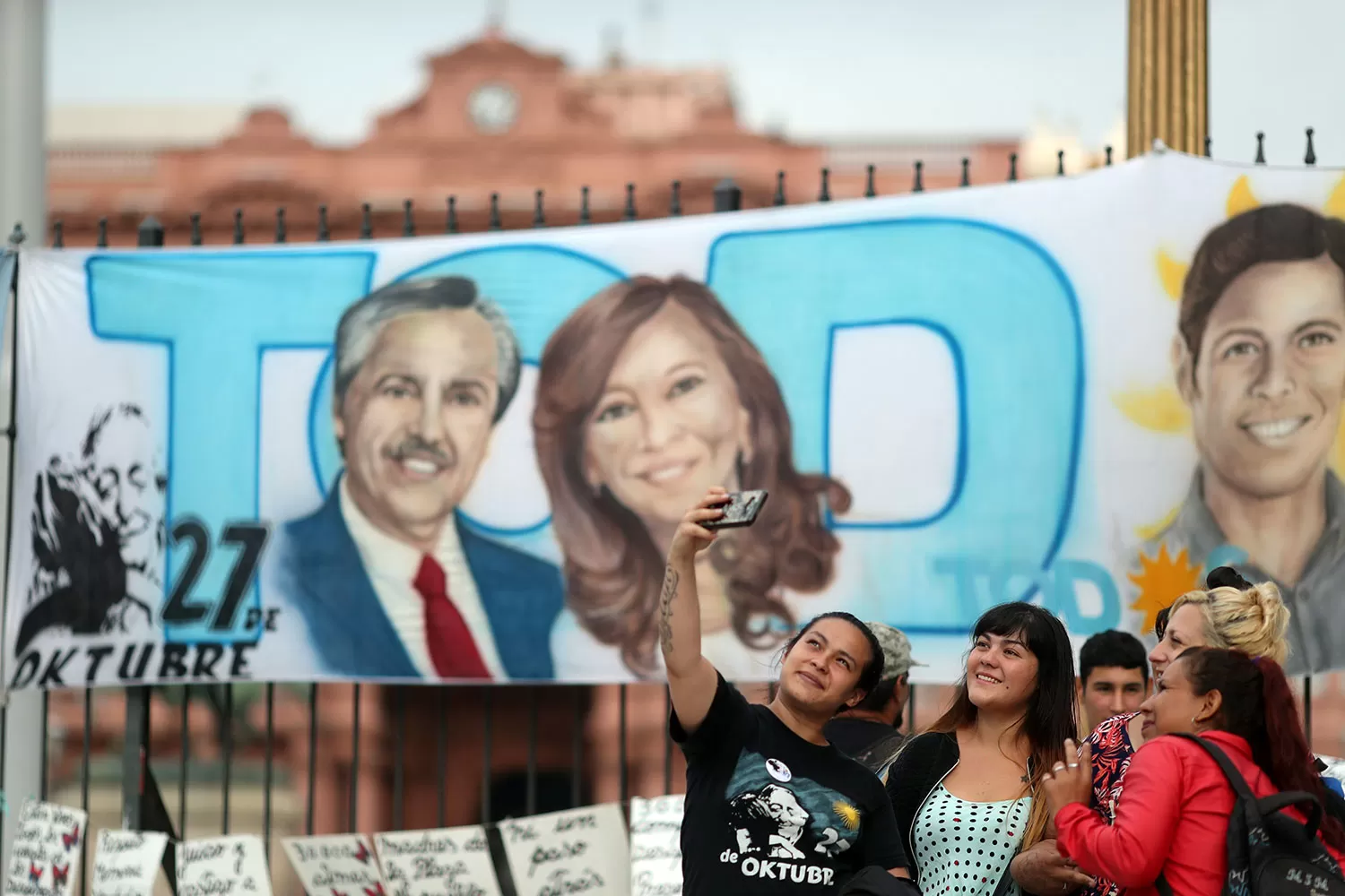 ANTES DE LA ASUNCIÓN. Militantes se toman fotos junto a un pasacalles de Alberto Fernández y Cristina Kirchner.