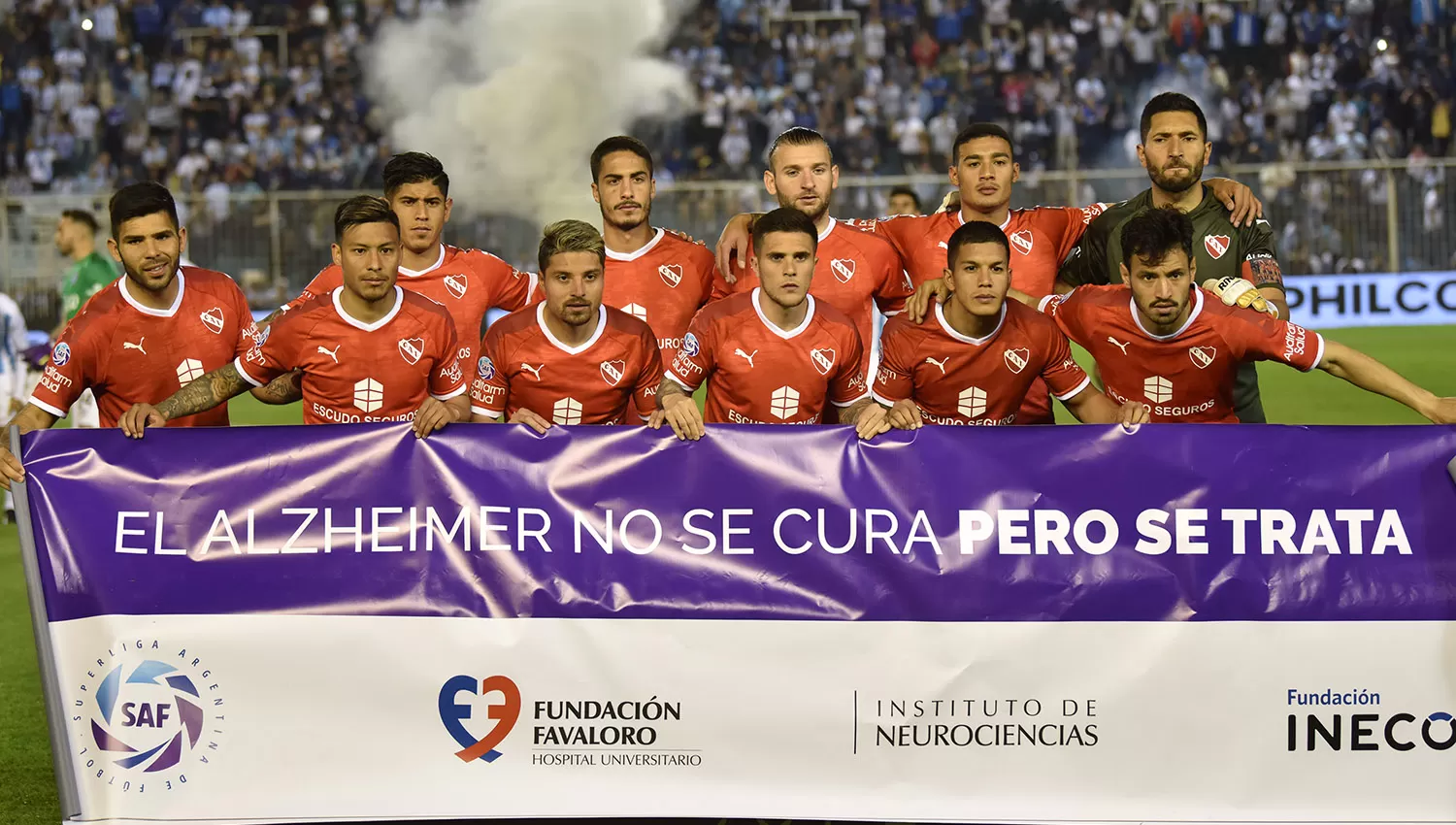 El viernes, la hinchada del Rojo silbó e insultó a los jugadores y a Hugo Moyano: (ARCHIVO)