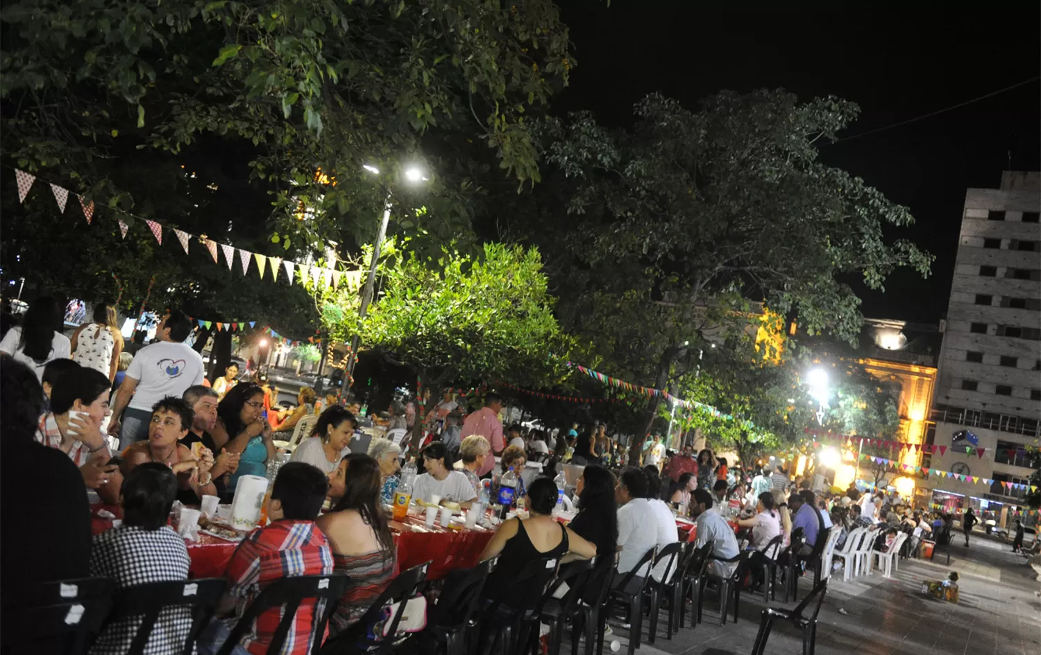 Una Nochebuena Diferente: sumate como voluntario a la cena en la plaza Independencia