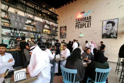 Arabia Saudita pone fin a entradas segregadas por sexo en restaurantes