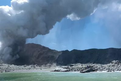 Video: al menos cinco muertos y decenas de atrapados tras la erupción de un volcán