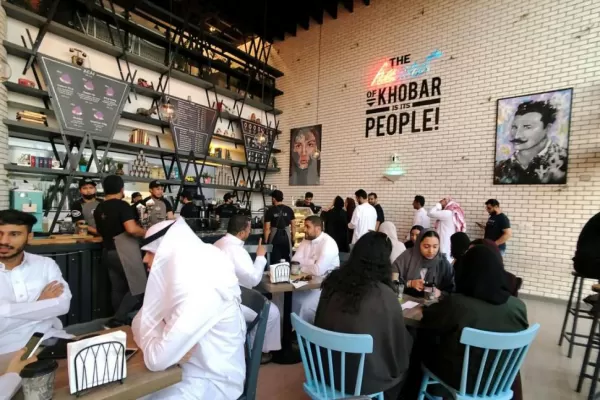 Arabia Saudita pone fin a entradas segregadas por sexo en restaurantes