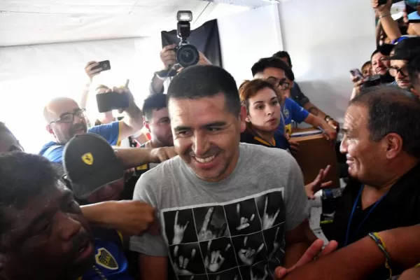 Mientras negocia con Russo, Riquelme asume mañana su cargo de vice en Boca