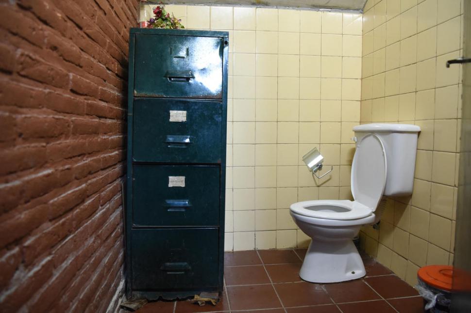 ARCHIVO INSÓLITO. Un mueble con documentación tuvo que ser colocado en el interior del baño ante la falta de espacios en el edificio.