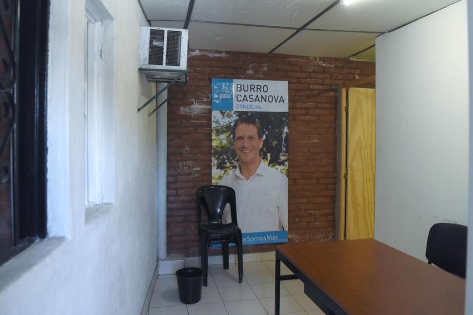 AIRE CALIENTE EN VERANO. La salida del aire acondicionado de la oficina de un edil da al antedespacho del concejal Casanova (PRO).  