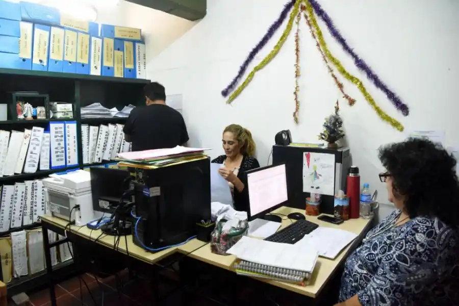 ESPACIOS REDUCIDOS. Algunas oficinas tienen nueve metros cuadrados, escasa ventilación y en ellas trabajan entre tres y cuatro personas.   