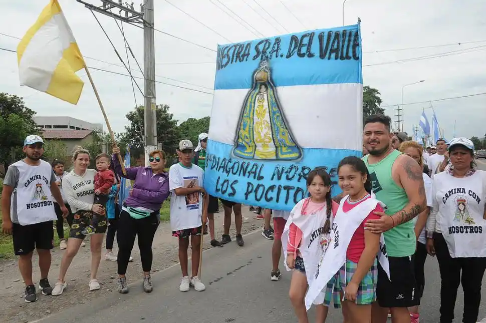 DE TAFÍ VIEJO. Un grupo de 147 personas de Los Pocitos camina por la ruta. 